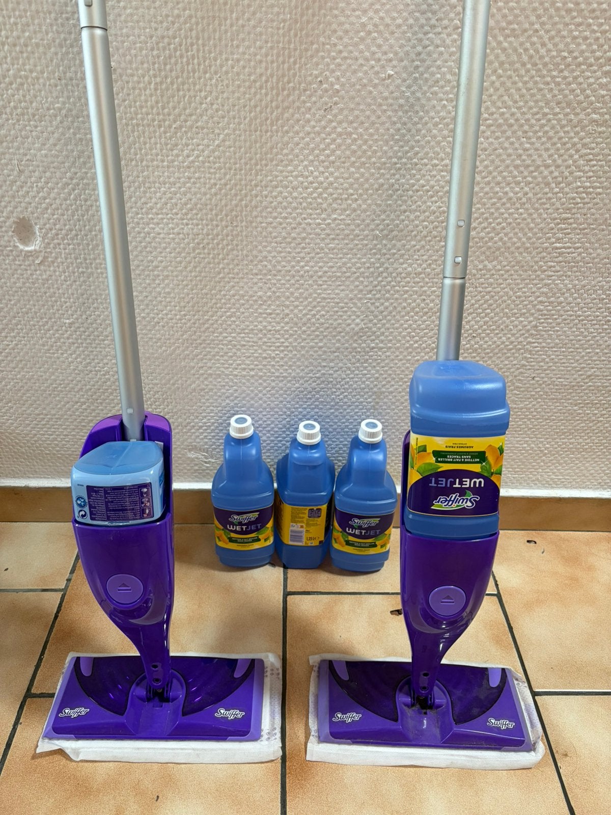 2x Swiffer WetJet + 3 flessen reinigingsmiddel, Huis en Inrichting, Schoonmaakartikelen, Ophalen, Mop of Dweil