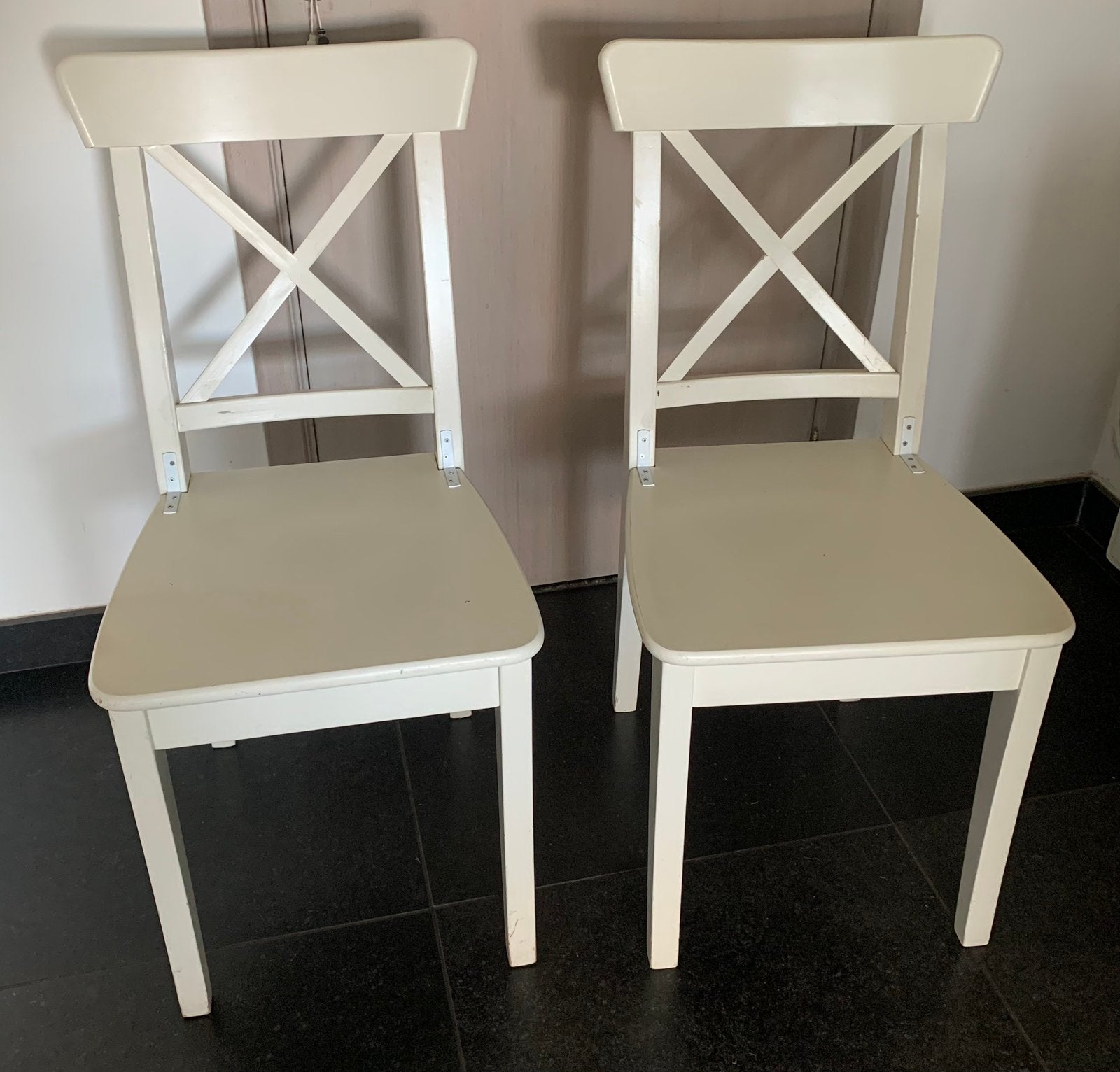 2 witte ikea Ingolf stoelen, Maison & Meubles, Enlèvement, Comme neuf