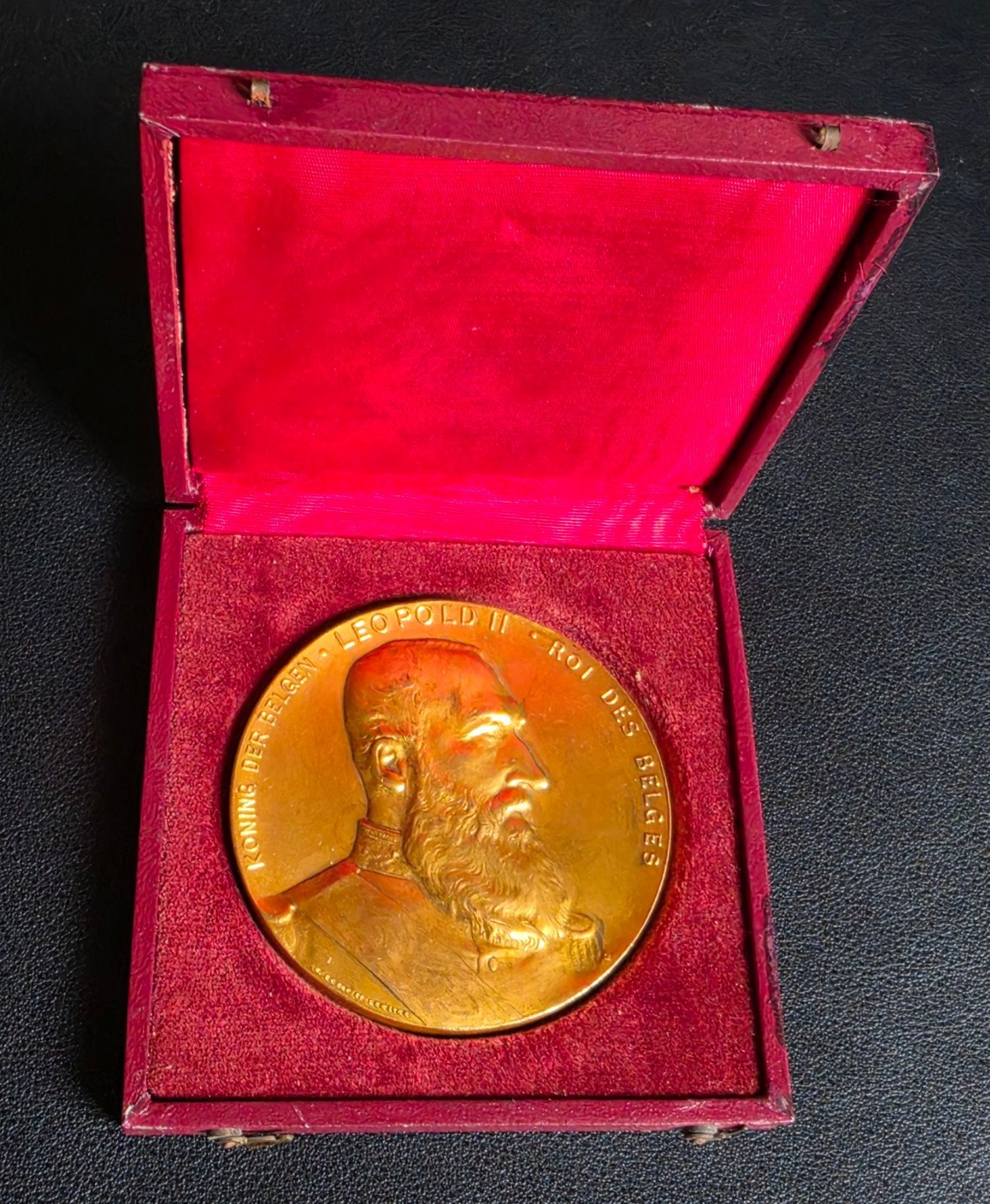 médaille en bronze doré Roi Léopold II 1899 Gand 7cm, Enlèvement ou Envoi, Bronze