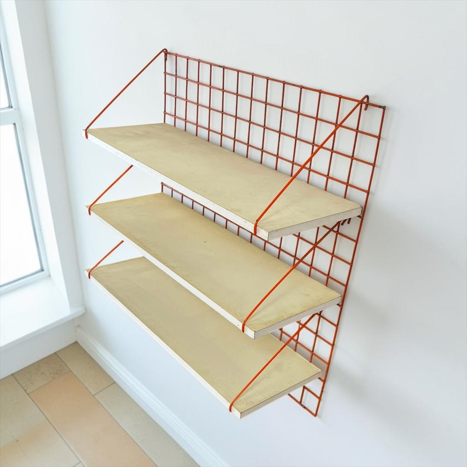Vintage oranje rode wandrek / etagere / hangrek met raster, Ophalen, Gebruikt