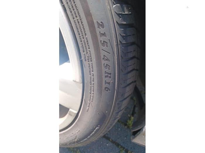 Jeu de jantes sport + pneus d'un Volkswagen Polo, Autos : Pièces & Accessoires, Pneus & Jantes, Véhicule de tourisme, -, 3 mois de garantie