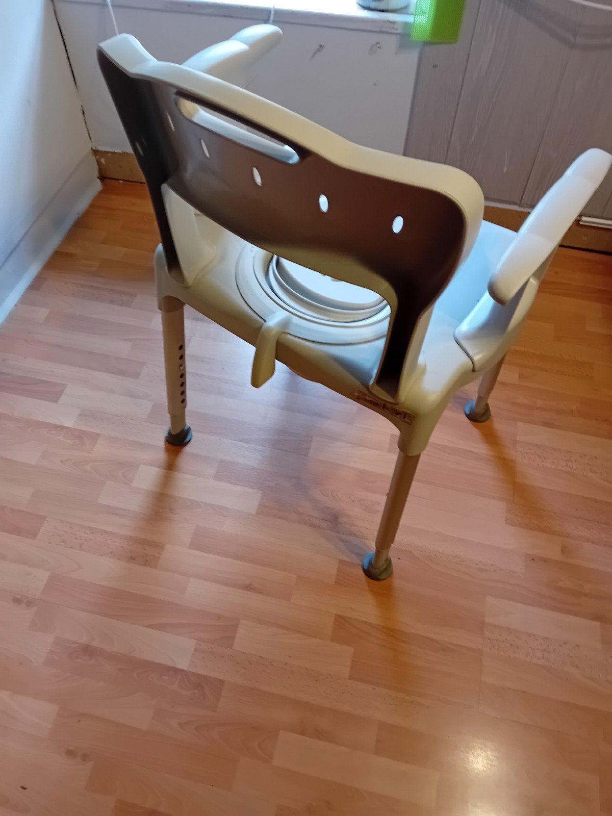 Chaise percée pour malade très propre  peu  servi, Huis en Inrichting, Stoelen, Ophalen