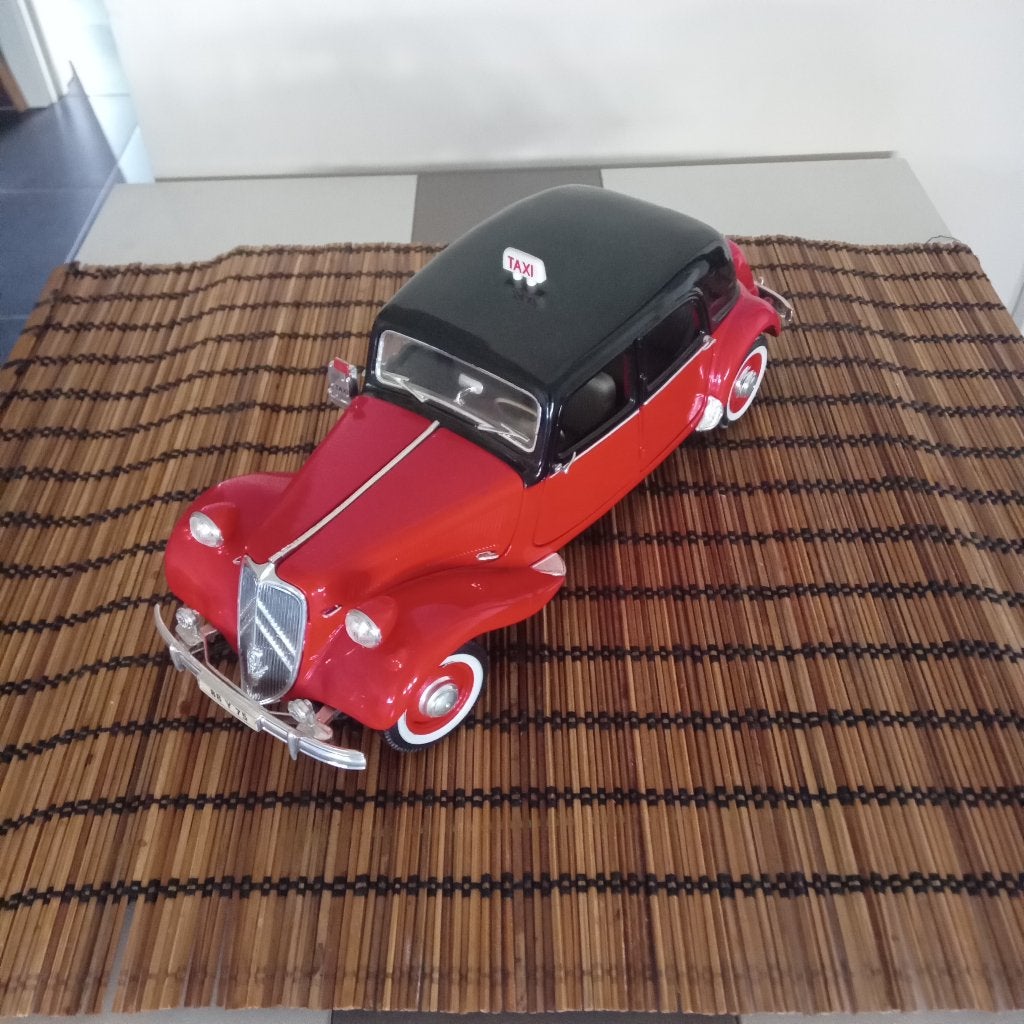 CITROËN TRACTION 15 CV 6 CYLINDRES TAXI 1/18, Envoi