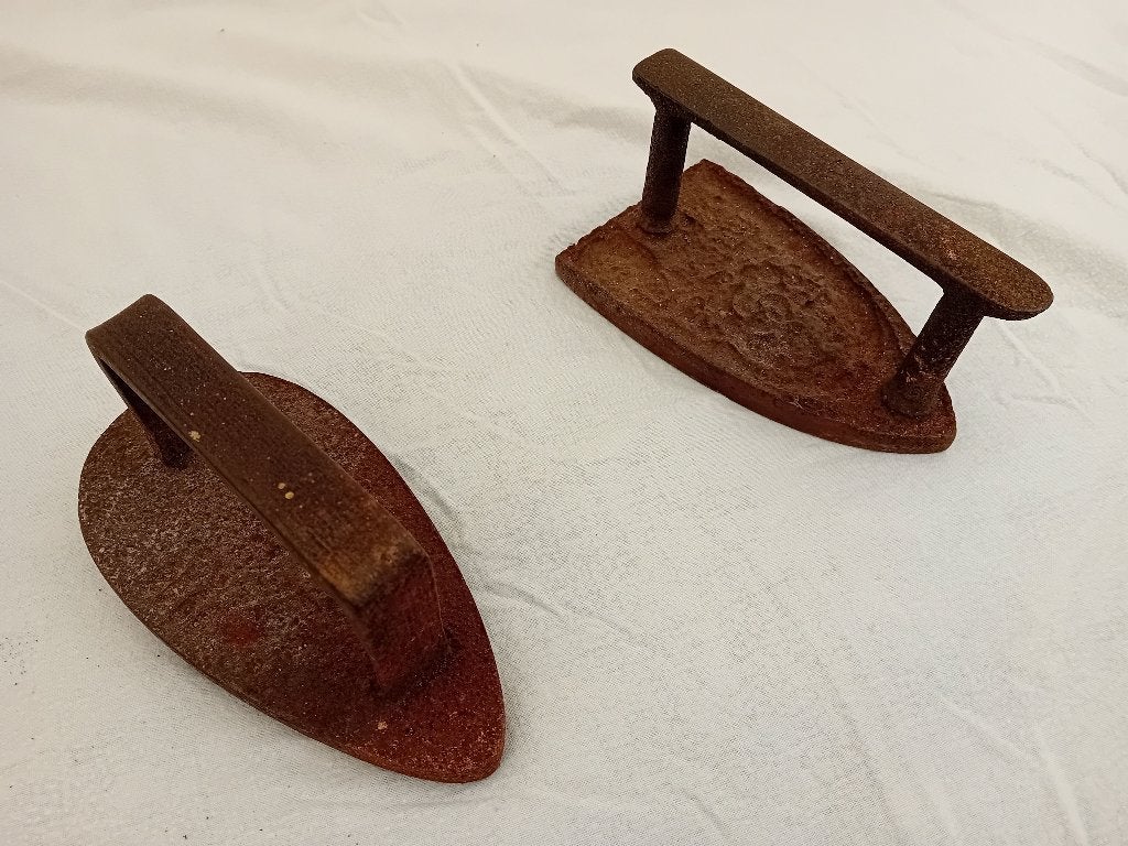 2 ANTIEKE GIETIJZEREN STRIJKIJZERS, Antiek en Kunst, Ophalen