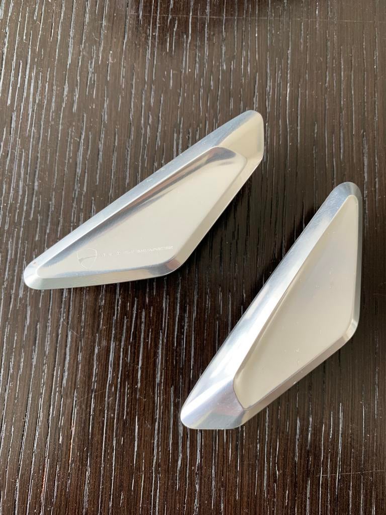 Ducati mirror hole cover, Enlèvement