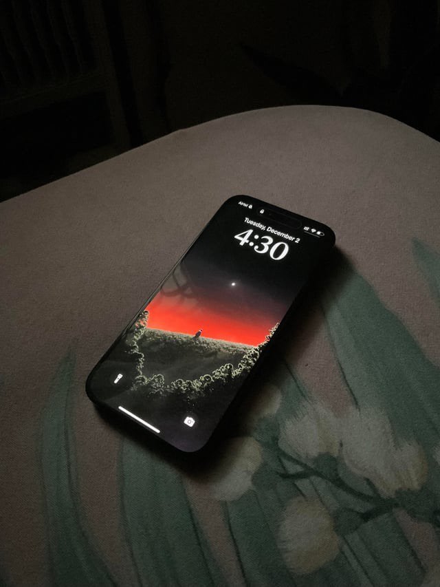 iPhone 15 Pro - 128 Go - Protecteurs d'écran et + 20 étuis, 80 %, 128 GB, IPhone 15, Enlèvement ou Envoi