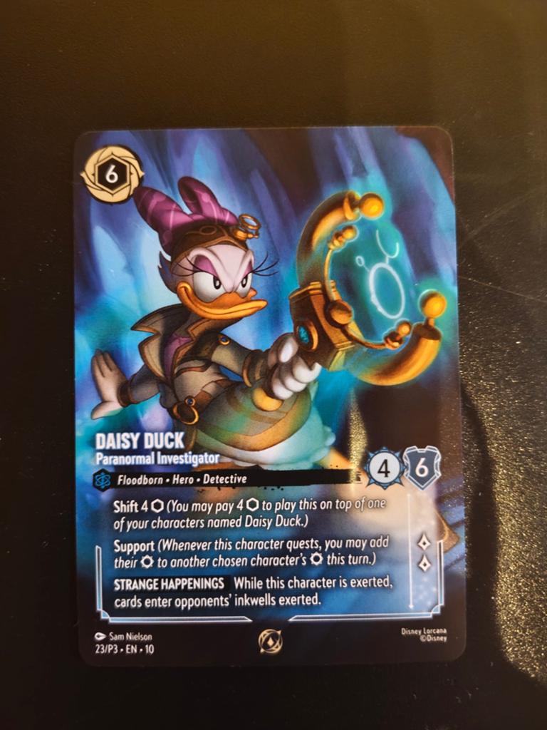 Disney Lorcana: Daisy Duck, Paranormal Investigator promo, Ophalen of Verzenden