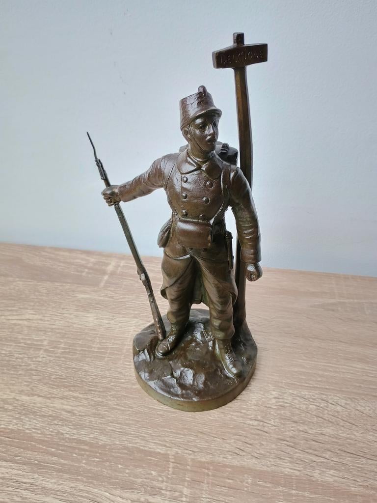 Bronzen sculptuur van een Belgische soldaat, Antiek en Kunst, Antiek | Brons en Koper, Ophalen of Verzenden
