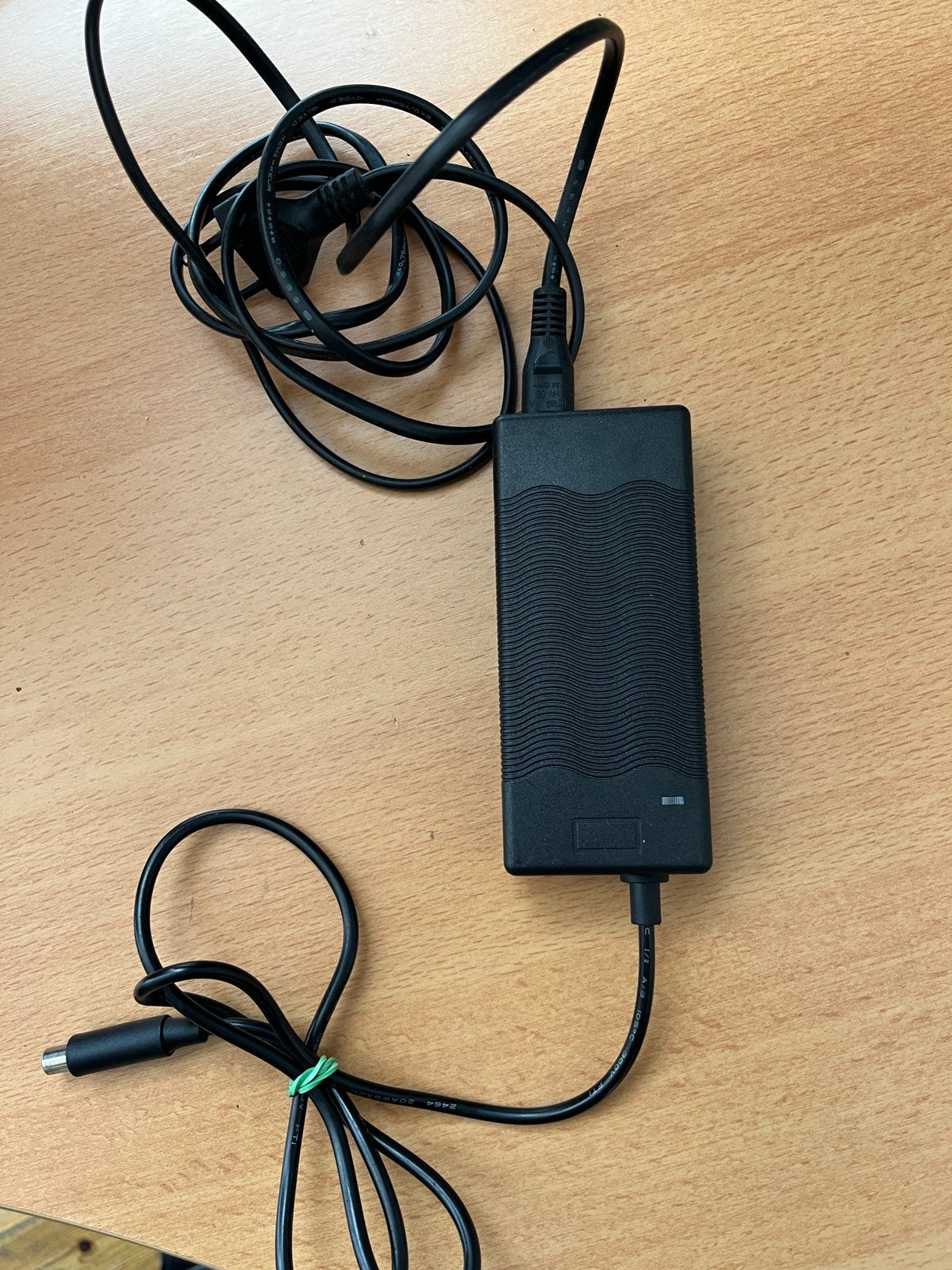 Chargeur universel 42V 1.5A trottinette hoverboard, Vélos & Vélomoteurs, Enlèvement ou Envoi, Comme neuf