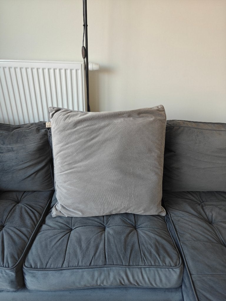 2 grijze sierkussens, Huis en Inrichting, Ophalen, Overige merken, Vierkant, Zo goed als nieuw