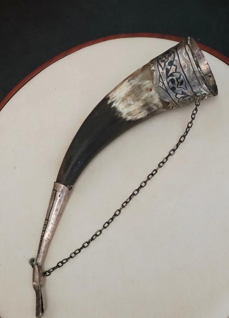 Zilvere souvenir met horn, Sovjet Unie ca 1950, Antiek en Kunst, Antiek | Zilver en Goud, Zilver, Ophalen of Verzenden