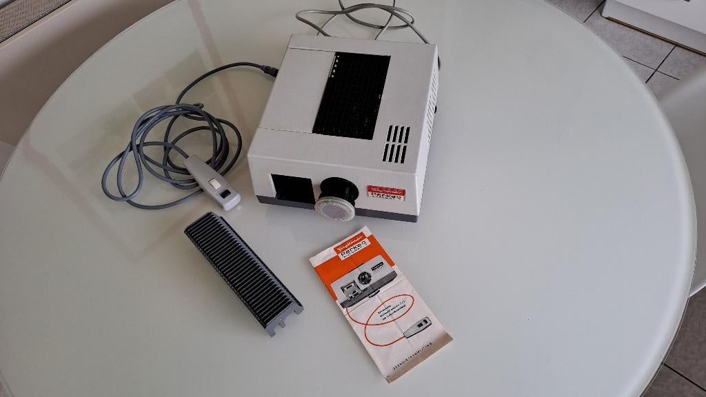 Diaprojector en projectiescherm, Ophalen, Gebruikt, Met scherm