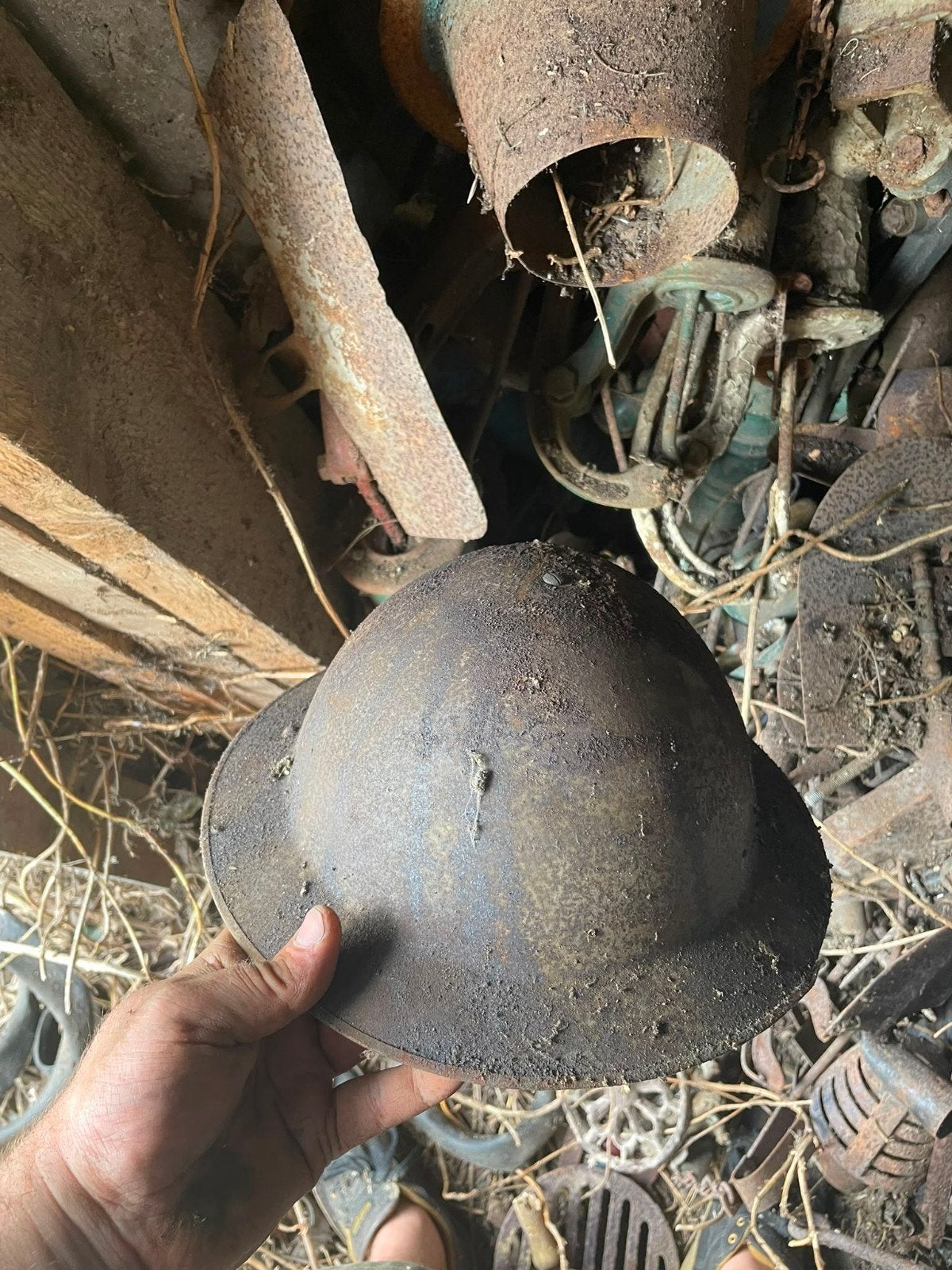 Un vieux casque militaire !, Enlèvement