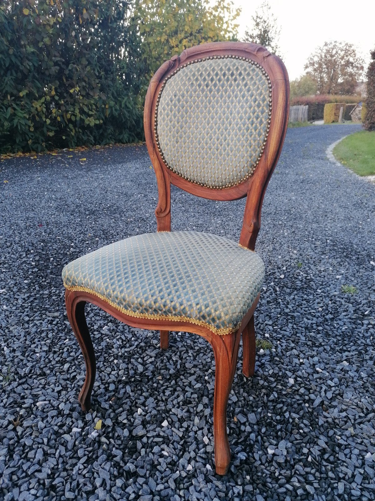 Chaise en noyer, Enlèvement