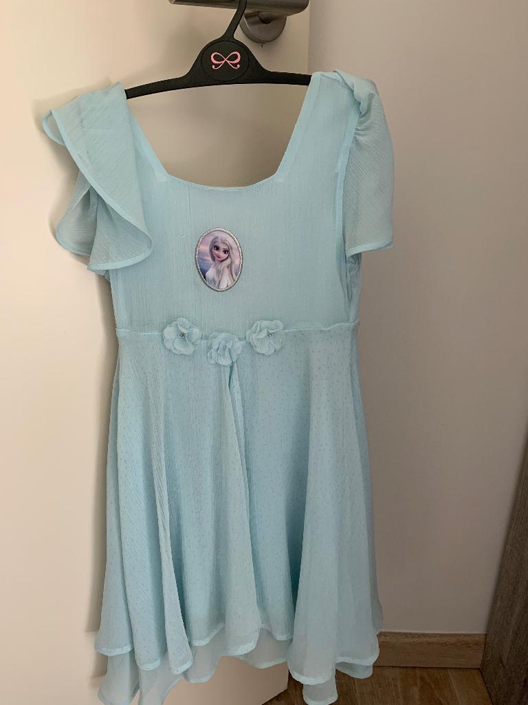 Lichtblauw Frozen kleed en lichtblauwe suède vest maat 116, Kinderen en Baby's, Kinderkleding | Maat 116, Zo goed als nieuw, Meisje