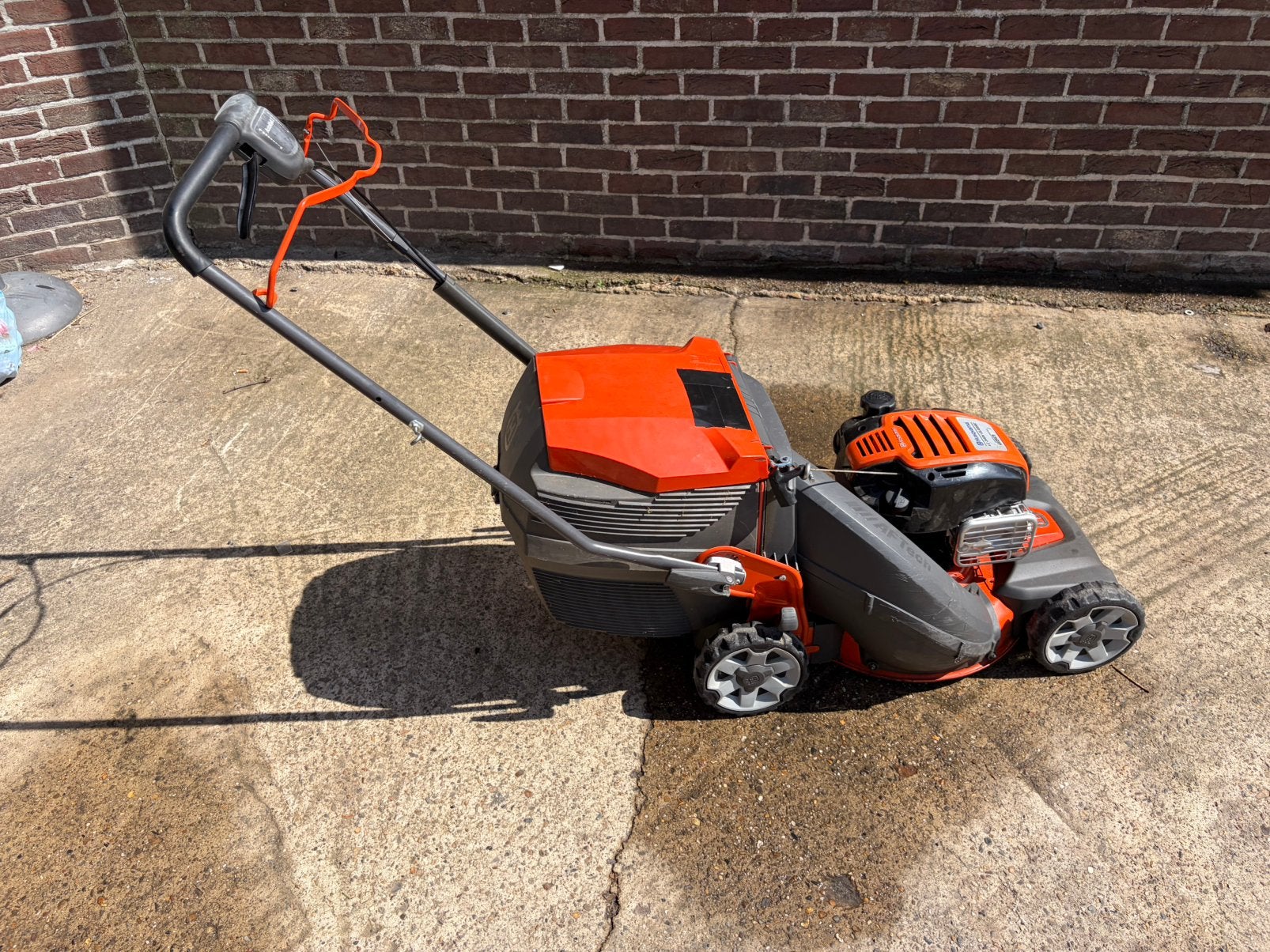 Grasmachine husqvarna. Opgelet start ni, Enlèvement, Utilisé, Tondeuses à gazon à essence, Bac de ramassage