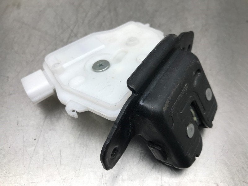 SLOTVANGER ACHTERKLEP Toyota Auris (E18) (01-2012/03-2019), Gebruikt, Toyota