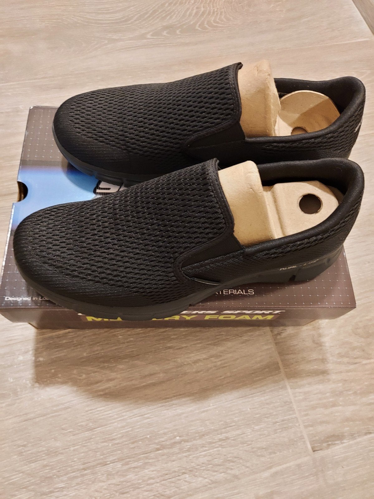 4 paires de baskets neuves dans leur boîte, taille 42 cm. Ec, Enlèvement, Neuf, Baskets