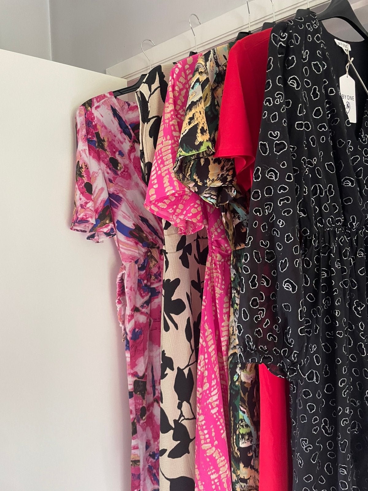 Robes et combi neuves L ou XL sur perwez- lire annonce, Enlèvement, Comme neuf, Rose