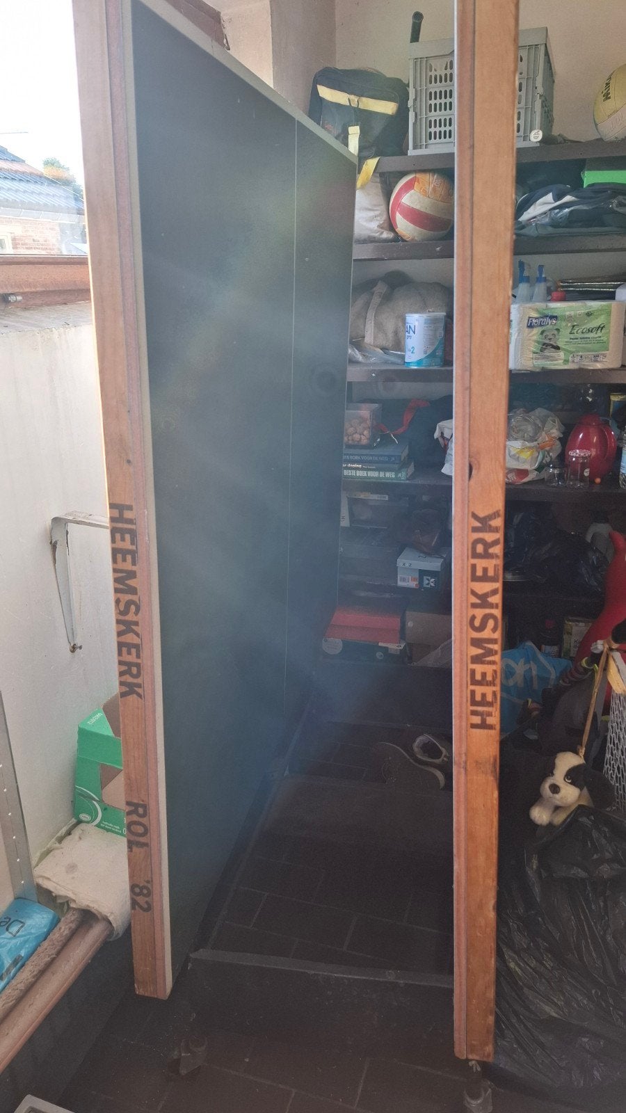 Pingpongtafel zonder net met een deuk erin, Ophalen
