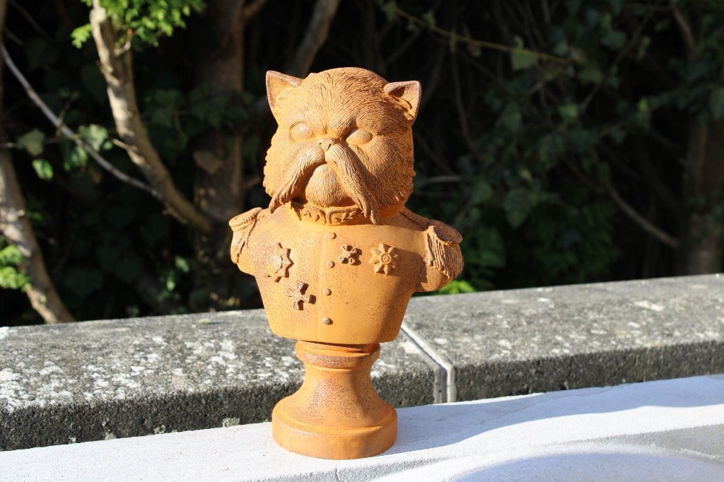 Buste van een kat in een roestig gietijzeren pak., Tuin en Terras, Ophalen of Verzenden, Nieuw
