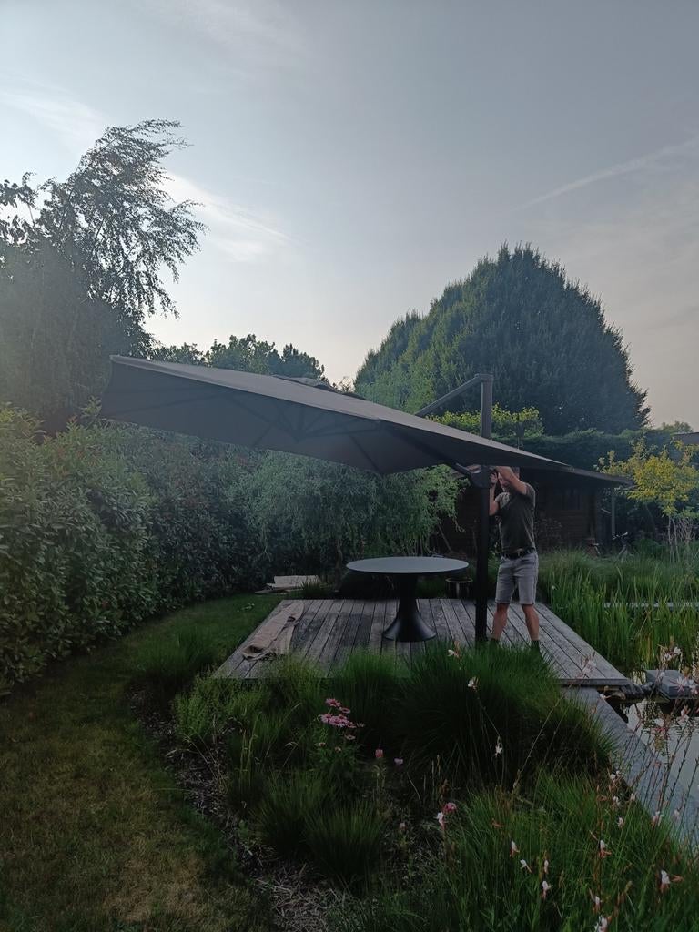 Grote parasol met voetstuk, Tuin en Terras, Zonneschermen, Ophalen, Gebruikt