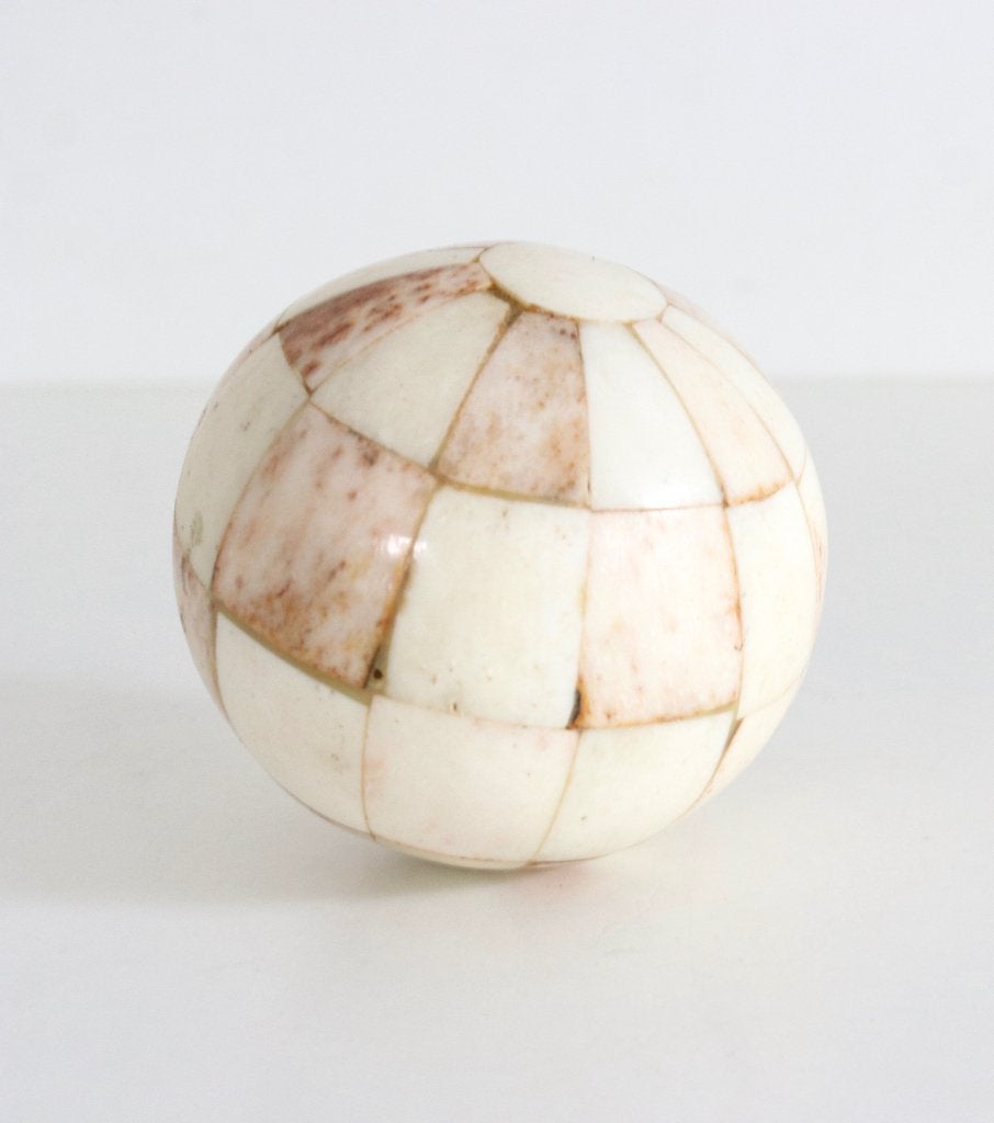 Antieke bol met schaakbordpatroon van ingelegd been / hoorn, Antiek en Kunst, Ophalen of Verzenden