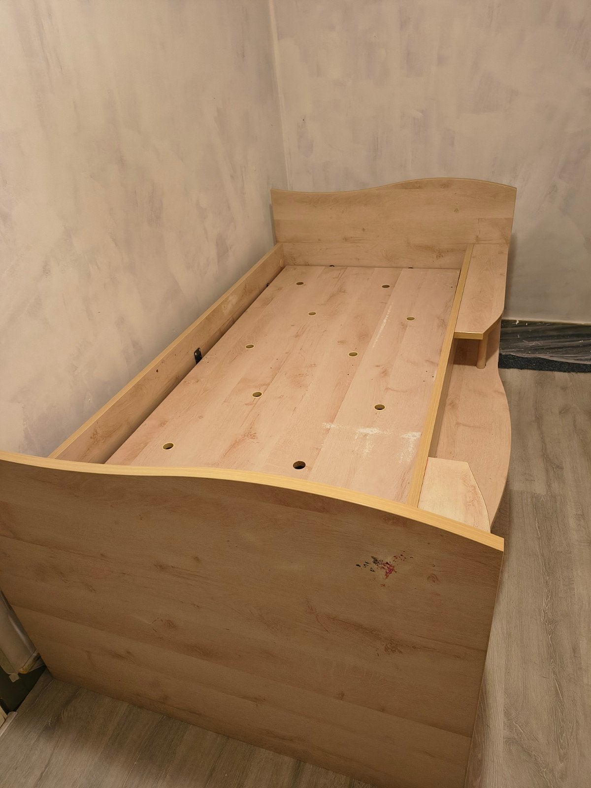 Eenpersoonsbed met roze accenten en bijpassende spiegel, Ophalen, 200 cm