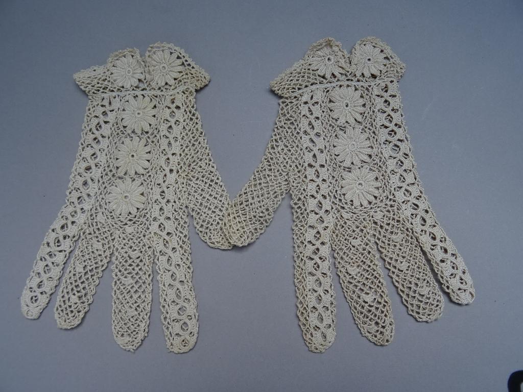 Gants anciens +- 1930 en dentelle au crochet +-1900, Enlèvement ou Envoi, Comme neuf, Autres types