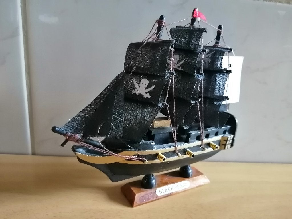 Maquette en bois du bateau pirate des Caraïbes Black Pearl, Enlèvement ou Envoi, Comme neuf, Film, Statue, Réplique ou Modèle