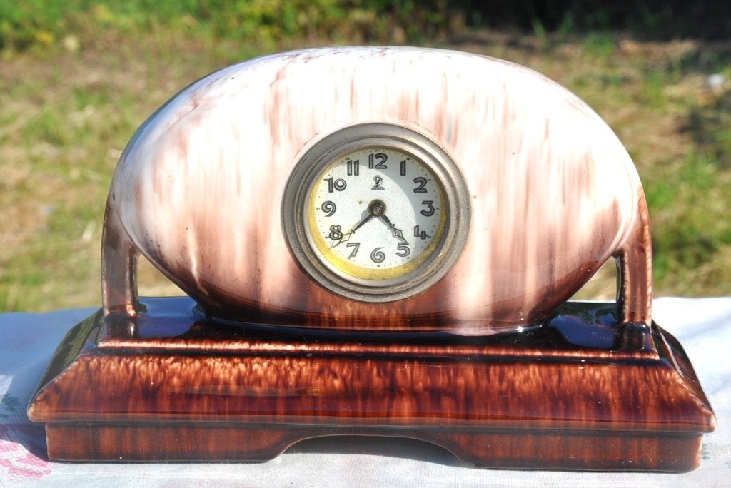 horloge art deco en faience a la coulée, Enlèvement ou Envoi