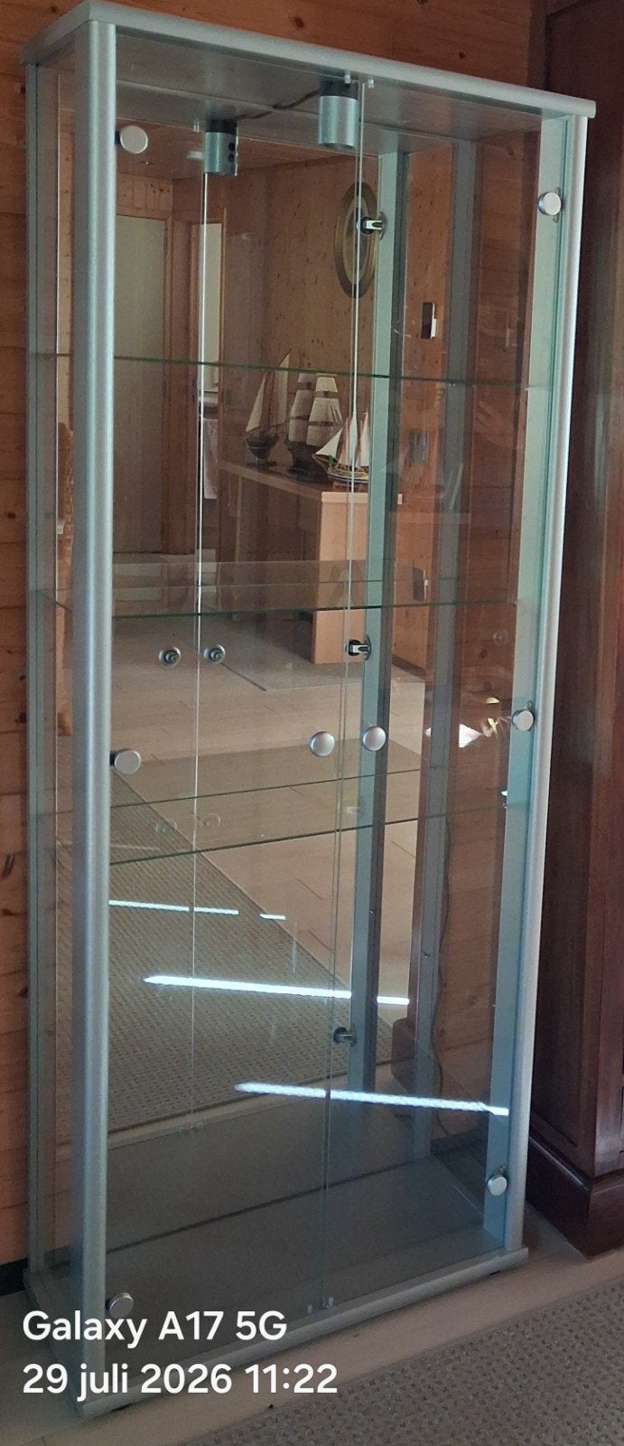 Glazen vitrinekast met leggers, Ophalen