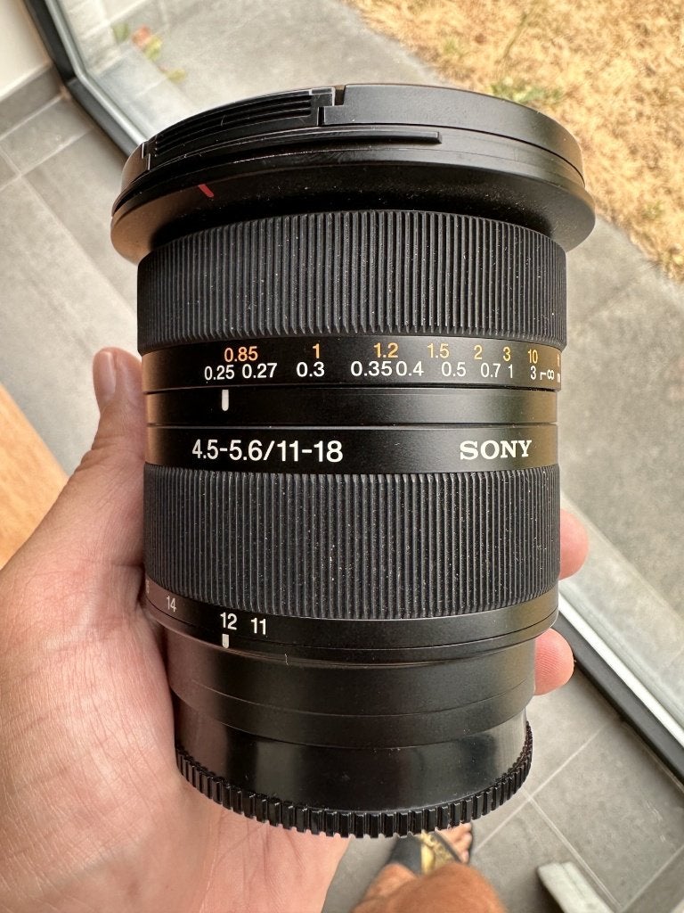 Sony DT 11-18mm F4.5-5.6 + voor- en achterdop, Enlèvement ou Envoi, Comme neuf, Sony