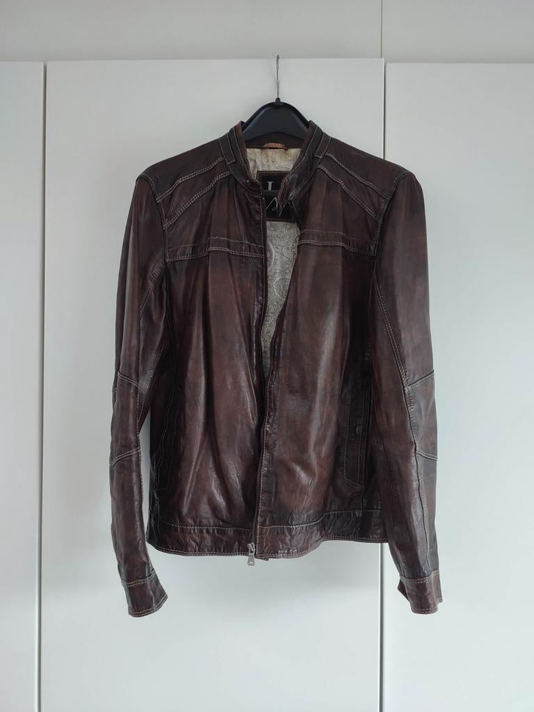 Lederen jas lederen vest, Ophalen
