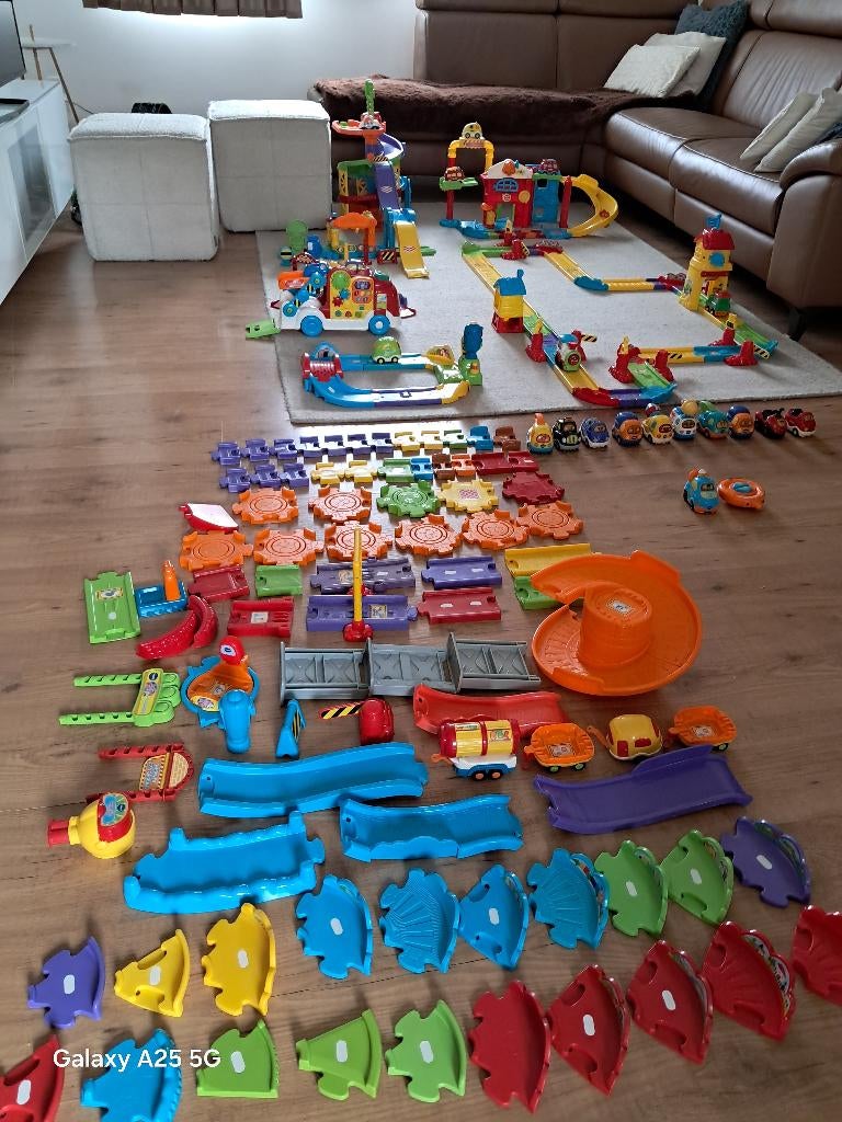 Toet toet auto verschillende opstelingen totaal 18 autos, Kinderen en Baby's, Ophalen, Gebruikt