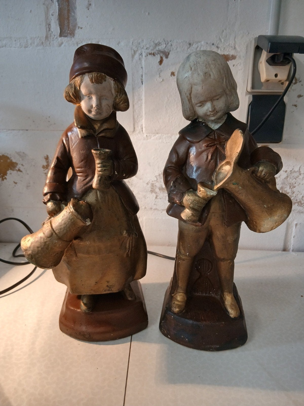 Koppel gipsen beelden van kinderen met waterkan, Antiek en Kunst, Kunst | Beelden en Houtsnijwerken, Ophalen of Verzenden