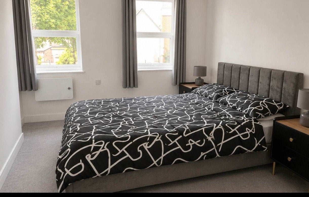 Lit Moderne avec Matelas – Excellent État, Enlèvement ou Envoi
