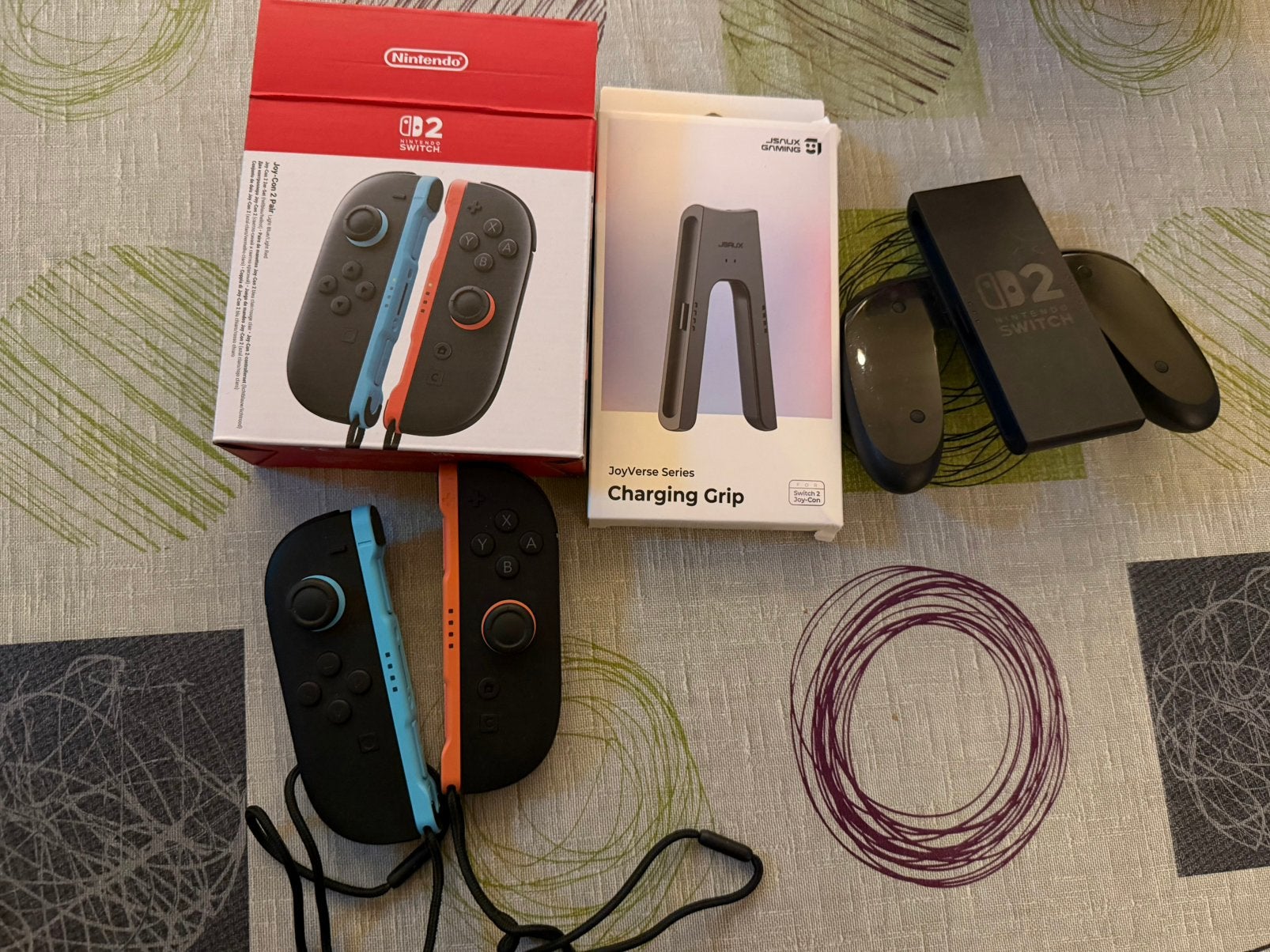 Nintendo switch 2 joy cons met grip en charging grip, Consoles de jeu & Jeux vidéo, Enlèvement ou Envoi, Comme neuf, Switch