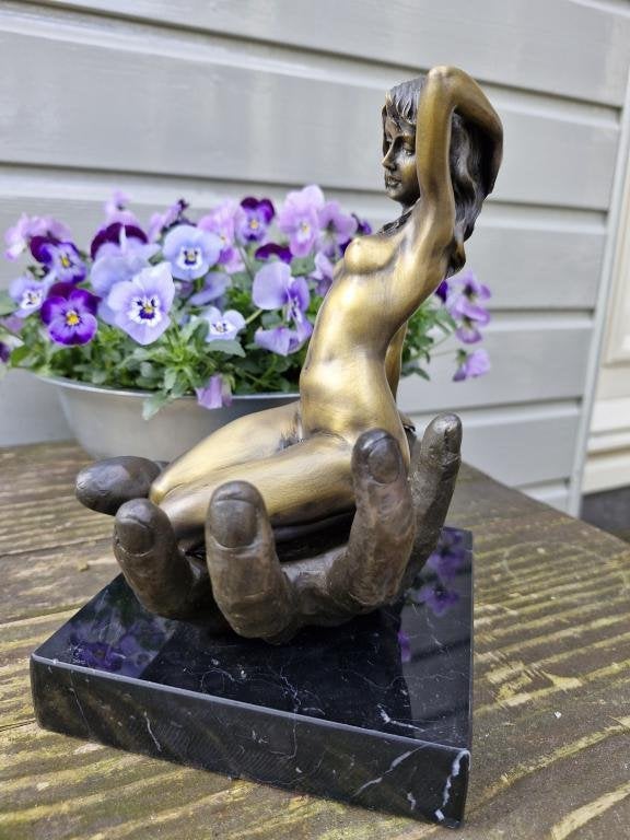 Bronzen beeld ,sensuele vrouw op hand, Ophalen of Verzenden, Beeld, Modern, Vrouw