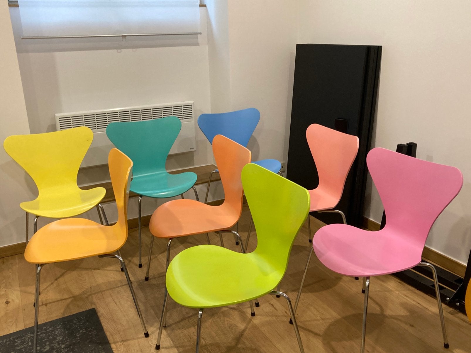 Rare serie de 8 chaises couleurs serie 7 Fritz Hansen, Autres couleurs, Cinq, Six Chaises ou plus, Osier ou Rotin, Comme neuf