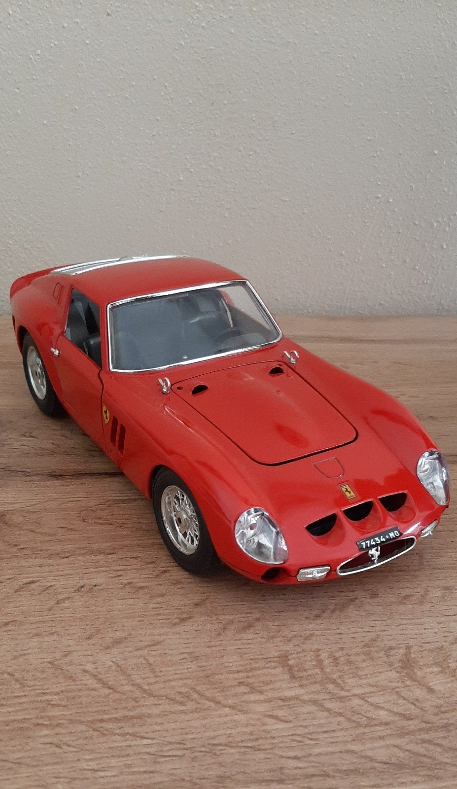 Ferrari GTO 1962 (1:18)
Très bon état, toujours exposé, Enlèvement