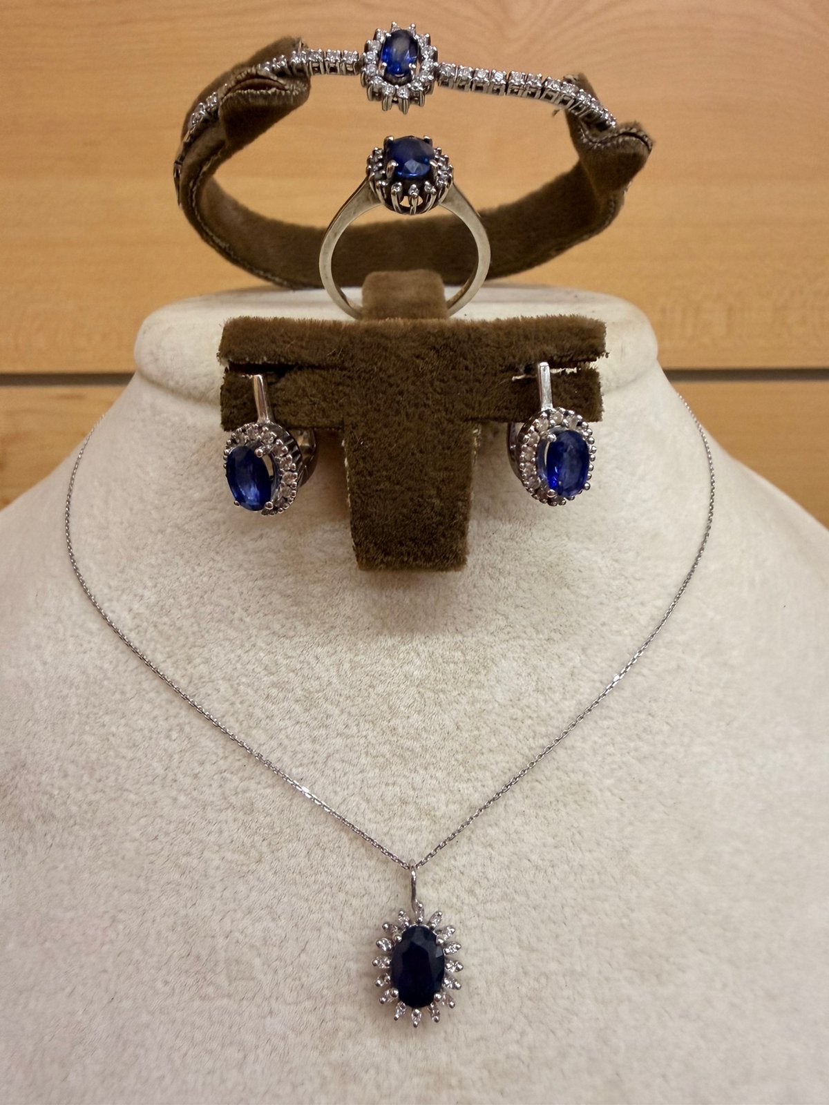 Ensemble complet or blanc Diamants Saphirs naturels STORKS, Avec bracelets à breloques ou perles, Comme neuf, Or, Enlèvement