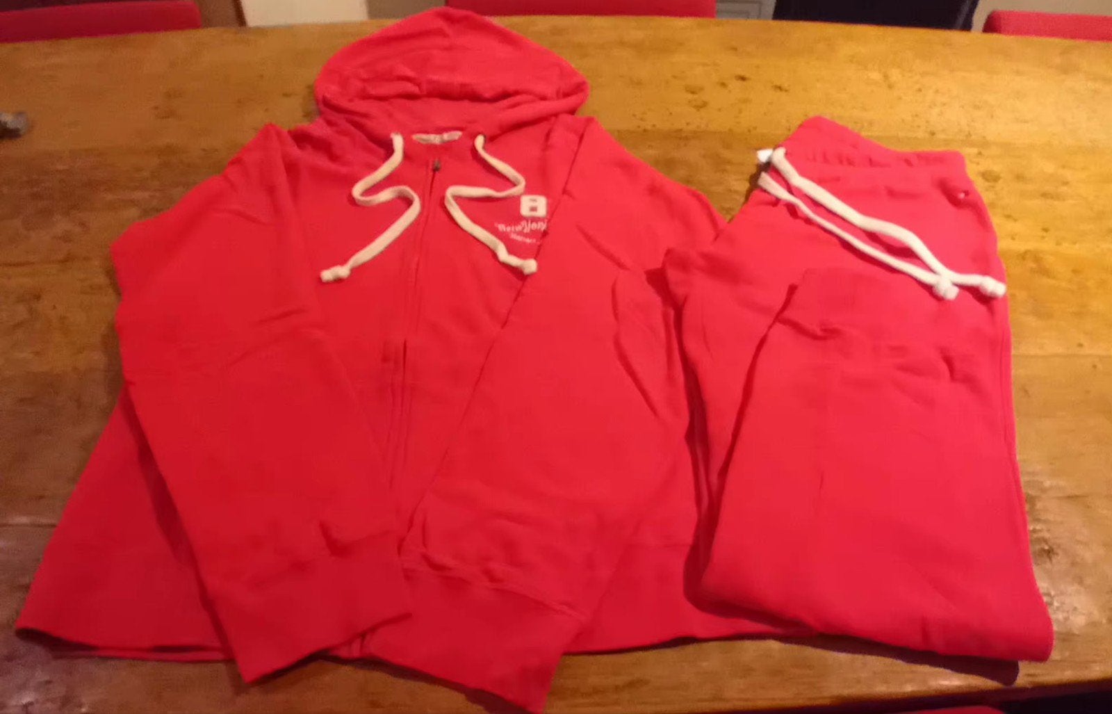 Prachtig Tommy Hilfiger Trainingspak/Huispak rood XL/XXL  Ni, Kleding | Dames, Tommy hilfiger, Kostuum of Pak, Verzenden, Maat 46/48 (XL) of groter