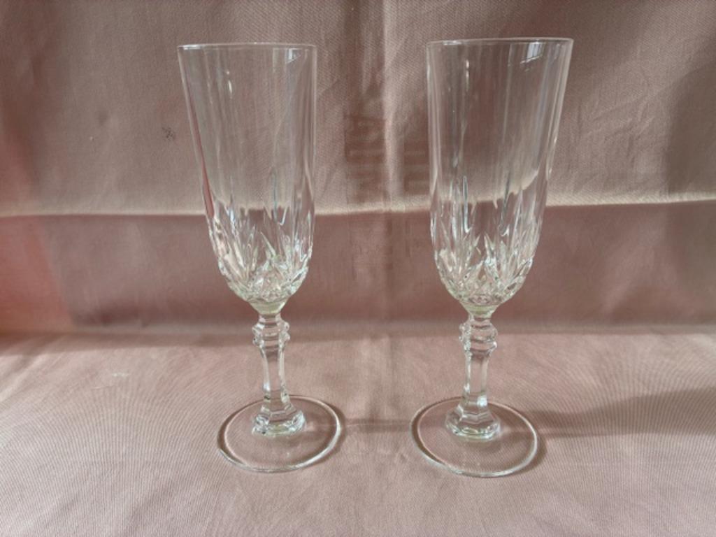 2 champagneglazen op voet Cristal d' Arques, Ophalen of Verzenden, Zo goed als nieuw, Overige typen