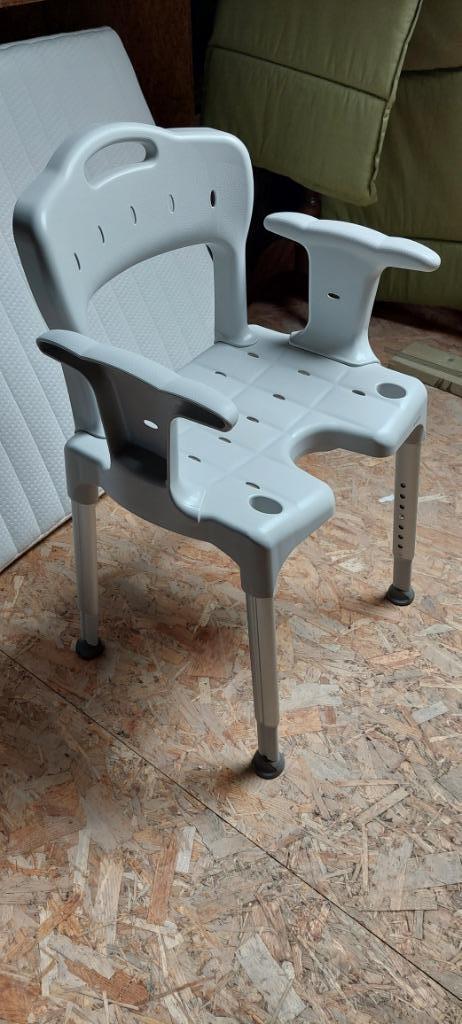 Chaise en plastique confortable et polyvalente pour salles d, Maison & Meubles, Enlèvement, Réglable en hauteur, Comme neuf, Plastique