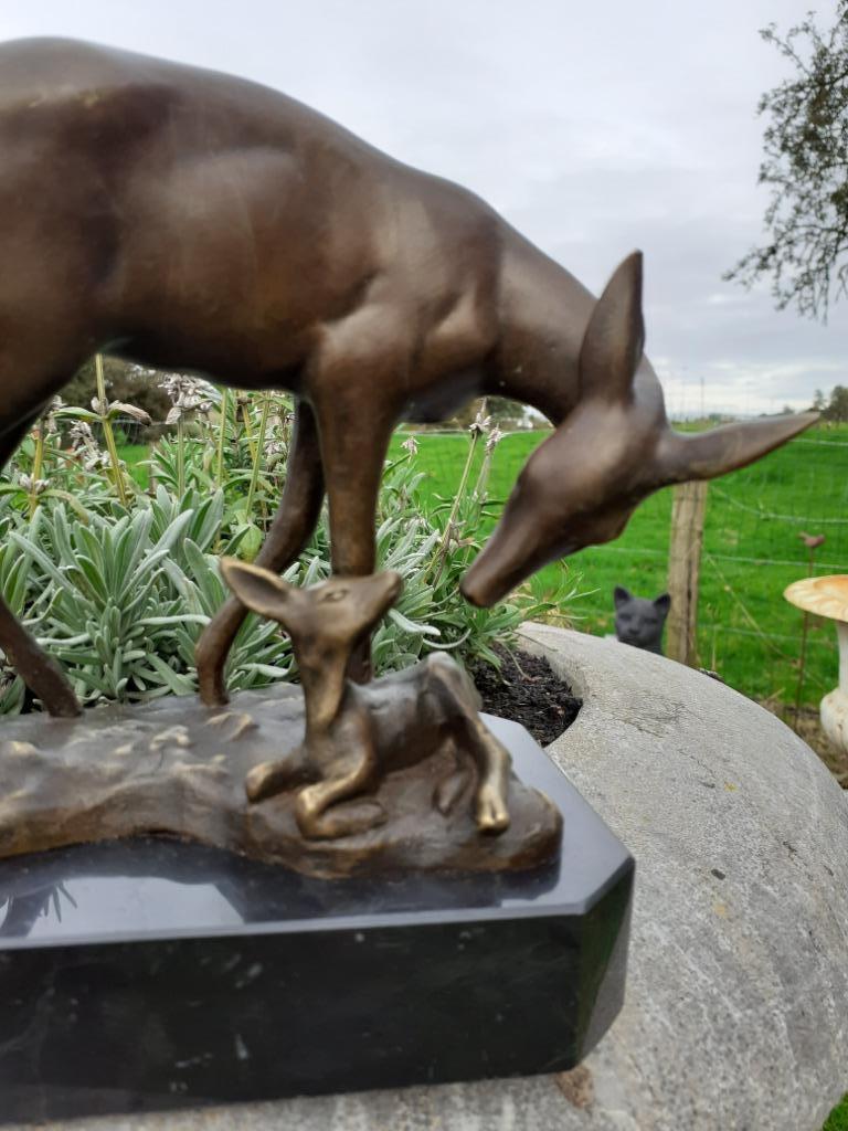 ANIMAL BRONZE GESIGNEERD (de hinde en haar reekalf)., Ophalen of Verzenden, Brons