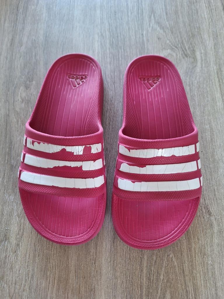 Badslippers Adidas maat 33 / K1, Kinderen en Baby's, Kinderkleding | Kinder-zwemkleding, Adidas, Zwemschoenen, Meisje, Ophalen of Verzenden