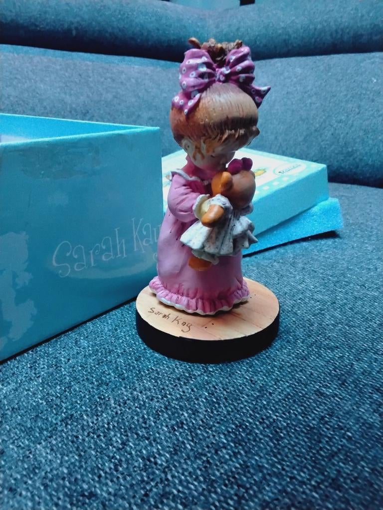 Beeldje voor verzamelaars in de originele box Sarah Kay, Verzamelen, Ophalen of Verzenden, Nieuw