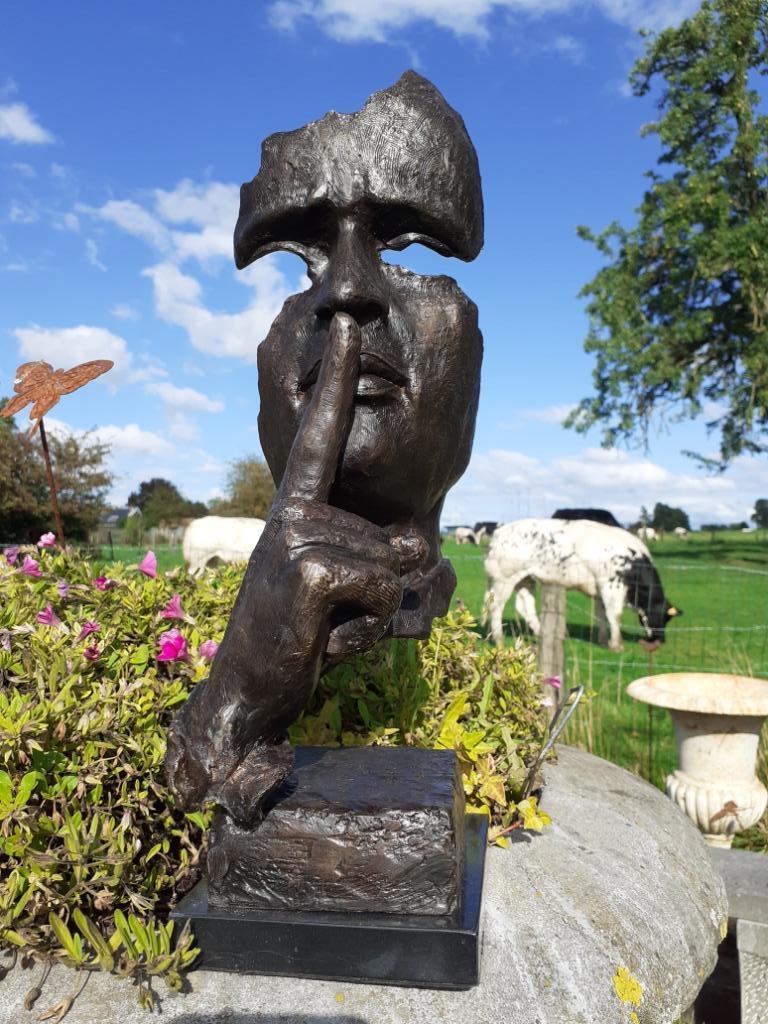PRACHTIG BRONZEN BEELD OP EEN MARMEREN SOKKEL (de stilte)., Antiek en Kunst, Ophalen of Verzenden, Brons