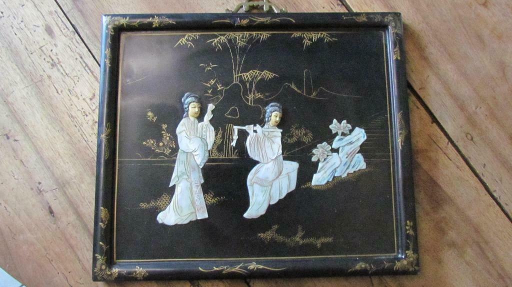 Tableau japonais avec figurines en porcelaine et nacre, Antiquités & Art, Enlèvement ou Envoi